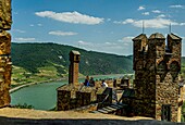 Hiking group at Sooneck Castle, view of the Rhine Valley, Niederheimbach, Upper Middle Rhine Valley, Rhineland-Palatinate, Germany
