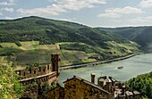 Sooneck Castle, outer bailey with battlements and south tower, view of a pleasure boat on the Rhine, Niederheimbach, Upper Middle Rhine Valley, Rhineland-Palatinate, Germany