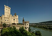 Schloss Stolzenfels, Panorama-Ansicht, Motorboote auf dem Rhein, Koblenz, Oberes Mittelrheintal, Rheinland-Pfalz, Deutschland