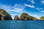 Blick auf die Insel Anacapa von einem Boot im Channel-Islands-Nationalpark, Kalifornien, USA