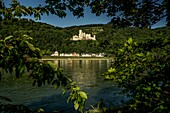 Blick über den Rhein auf den Ortsteil Stolzenfels und Schloss Stolzenfels, Koblenz, Oberes Mittelrheintal, Rheinland-Pfalz, Deutschland