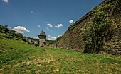 Stadtmauer und Wehrtürme auf dem Michelfeld in Oberwesel, Oberes Mittelrheintal, Rheinland-Pfalz, Deutschland