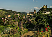 Blick vom Stadtmauergarten zur Altstadt von Oberwesel mit Rotem Turm, Liebfrauenkirche und Schönburg, Oberes Mittelrheintal, Rheinland-Pfalz, Deutschland