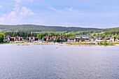 Blick auf See und Häuser am Ufer, Lipno-Stausee, Moldautal, Lipno nad Vltavou, Tschechien
