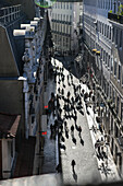 Menschen von oben in der Altstadt von Lissabon, Portugal