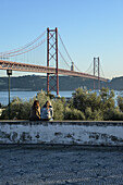 Touristen and der Ponte 25 de Abril Lissabon, Portugal