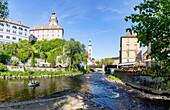 Moldau mit Blick auf Burg und Schlossturm, Kirche St. Jobst und Restaurant Leylaria, Český Krumlov, Südböhmen, Tschechien