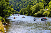 Boote, Kanus und Kajaks auf der Moldau bei Plešivec bei Český Krumlov, Südböhmen, Tschechien