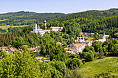 Rožmberk nad Vltavou mit Burg Rožmberk, Südböhmen, Tschechien