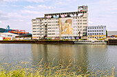Mural Harbour mit Mural "Überbehütet" von Aryz in Linz in Oberösterreich in Österreich