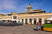 Die zentrale Markthalle Mercado Central de Santiago mit einem gusseisernen Pyramidendach, Santiago de Chile, Chile, Südamerika