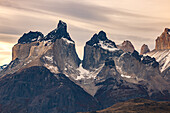 Die steilen Granitfelsen und Gipfel der Cuernos del Paine im Torres del Paine Nationalpark, Chile, Patagonien, Südamerika