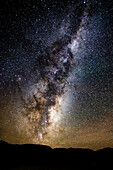 Milchstraße und Südsternhimmel als Langzeitaufnahme, Lago Posadas, Argentinien, Patagonien