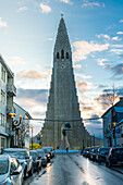 Kirche Hallgrimskirkja im Winter bei Sonnenaufgang, Zentrum von Reykjavík, Island