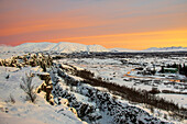 Winterlandschaft bei Sonnenaufgang, bei Reynisfjara, Südküste, Island