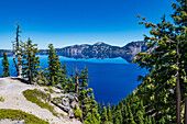 Tiefblaues Wasser des Kratersees vom Discovery Point Aussichtsbereich, Crater Lake, Crater Lake National Park, Oregon, USA