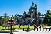Park und Totempfahl vor dem Parlamentsgebäude von Victoria, British Columbia, Kanada