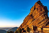 Frühe Morgensonne an der Freilichtbühne Red-Rocks-Amphitheater am Creation Rock, Red Rocks Mountain Park, Rocky Mountains, Colorado, USA