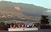 Neuer Vulkan Tajogaite, nach dem Ausbruch 2021, von Los Llanos gesehen, Westküste La Palma, Kanarische Inseln, Spanien