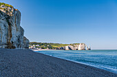 Blick auf die Kreidefelsen mit dem Felsentor Porte d'Aval, Etretat, Normandie, Frankreich