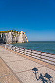 Uferpromenade und Blick auf die Kreidefelsen mit dem Felsentor Porte d'Aval, Etretat, Normandie, Frankreich