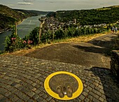 William-Turner-Route, Standort eines Gemäldemotivs William Turners mit Blick auf die Altstadt von Oberwesel und das Rheintal, Oberes Mittelrheintal, Rheinland-Pfalz, Deutschland