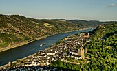 Blick vom Aussichtspunkt am Günderodehaus auf Oberwesel und das Rheintal, im Hintergrund die Schönburg und Kaub, Oberes Mittelrheintal, Rheinland-Pfalz, Deutschland