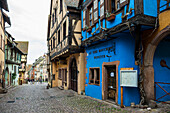 Mittelalterliche bunte Fachwerkhäuser, Riquewihr, Grand Est, Haut-Rhin, Elsass, Frankreich