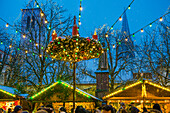 Verschneiter Weihnachtsmarkt am Abend, Freiburg im Breisgau, Schwarzwald, Baden-Württemberg, Deutschland