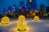 Verschneiter Weihnachtsmarkt bei Nacht, Colombipark, Freiburg im Breisgau, Schwarzwald, Baden-Württemberg, Deutschland