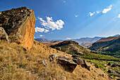 Felsblöcke mit Drakensberge im Hintergrund, Giant's Castle, Drakensberge, Kwa Zulu Natal, Maloti-Drakensberg, Südafrika