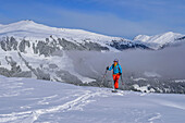 Frau auf Skitour steigt zum Schönbichl auf, Gerlos, Zillertaler Alpen, Tirol, Österreich