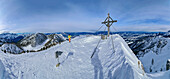 Panorama mit Frau auf Skitour am Gipfelkreuz des Schwarzkogel, Karawanken, Kärnten, Österreich