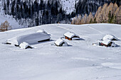 Verschneite Gebäude der Matschacher Alm, vom Kosiak, Rosental, Karawanken, Kärnten, Österreich