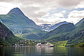 Blick auf Kreuzfahrtschiff im Geirangerfjord, Geiranger, Moere og Romsdal, Vestlandet, Norwegen