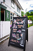 Hinweistafel vor einem Cafe im Hafen von Geiranger, im Geirangerfjord, Moere og Romsdal, Vestlandet, Norwegen