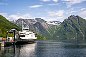 Fähre Saeboe-Urke an Anlegestelle, Gemeinde Oersta, Saeboe, Gemeinde Oersta, Hjoerundfjord, Sunnmoere, Moere og Romsdal, Vestlandet, Norwegen