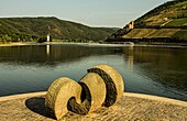Rhein-Nahe-Eck mit Blick über die Nahemündung und über den Rhein zum Mäuseturm und zur Burgruine Ehrenfels am Niederwald, Hessen und Rheinland-Pfalz, Deutschland