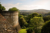 Massiver Wehrturm der Sparrenburg, Blick zum Teutoburger Wald, Bielefeld, Nordrhein-Westfalen, Deutschland, Europa