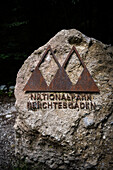 Nationalpark Berchtesgaden Symbol an einem Fels, Bayern, Deutschland, Europa