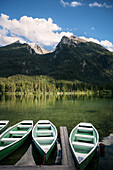 Boote am Ufer am Hintersee bei Ramsau, Nationalpark Berchtesgaden, Bayern, Deutschland, Europa