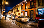 „Evening Trafic“, blaue Stunde, Oldtimer, Cuenca, Ecuador