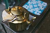 Pune, Indien, Messingkanne Tee gefüllt mit indischem Chai