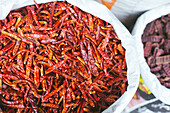 Pune, Indien, getrocknete rote Chilischoten werden auf dem Markt verkauft