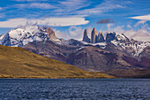 Die drei nadelartigen Granitgipfel Torres del Paine sind das Wahrzeichen des Nationalparks, Chile, Patagonien, Südamerika