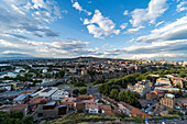 Stadtbild, Blick über die Stadt Tiflis mit dem Fluss Kura, Georgien, Europa