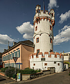 Adlerturm in der Altstadt von Rüdesheim, Teil der mittelalterlichen Stadtbefestigung (15.Jh.), Oberes Mittelrheintal, Hessen, Deutschland