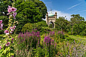 Garten und Nordeingang des Royal Pavilion im Seebad Brighton, England, Großbritannien, Europa