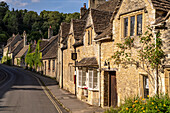 Hauptstrasse im Dorf Castle Combe, Cotswolds, Wiltshire, England, Großbritannien, Europa  