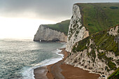 Weisse Klippen und Strand des UNESCO Weltnaturerbe Jurassic Coast, England, Großbritannien, Europa  